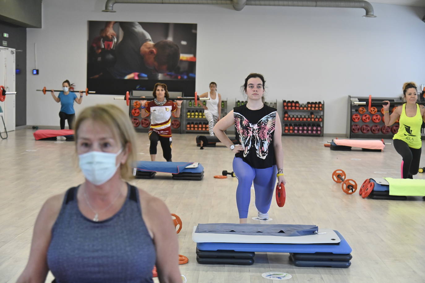 Usuarias del Centro Deportivo Forus con mascarillas y sin ellas. 