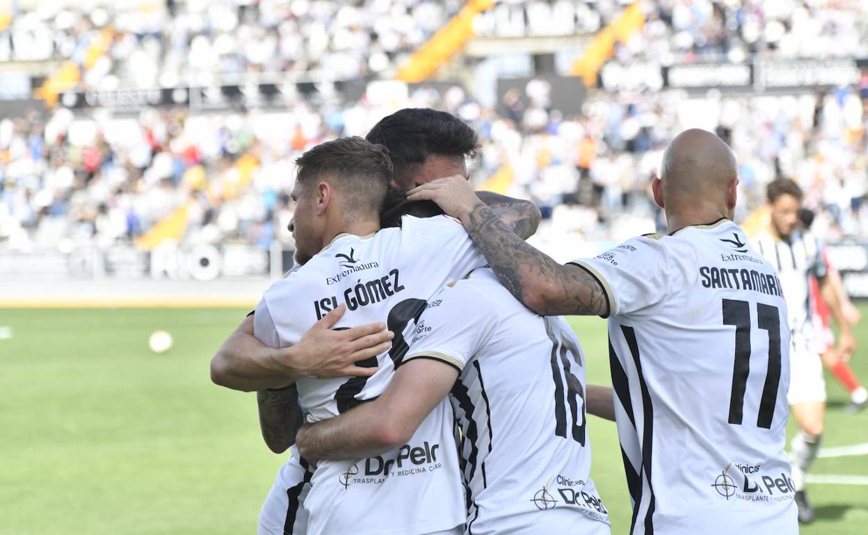 Los jugadores del Badajoz celebran el gol de Zelu que dio la victoria ante el Unionistas. 