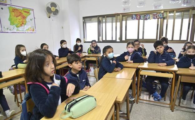 Escolares con mascarillas y sin ellas en Las Josefinas de Badajoz. 