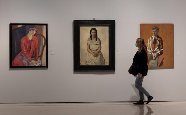 Una mujer con mascarilla visita el Museo Thyssen.