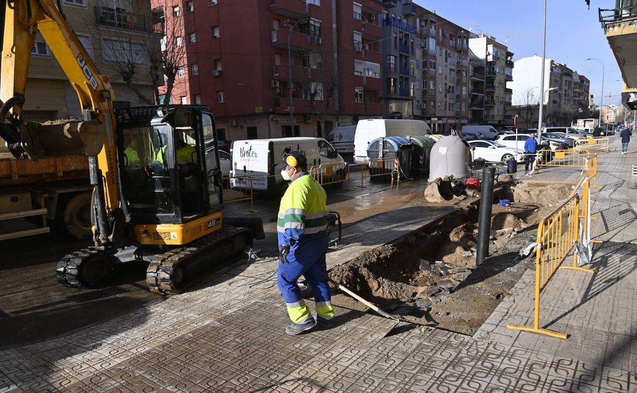 Obras en tuberías en Ricardo Carapeto, donde sustituirán las que existen con cargo al plan de impulso. 