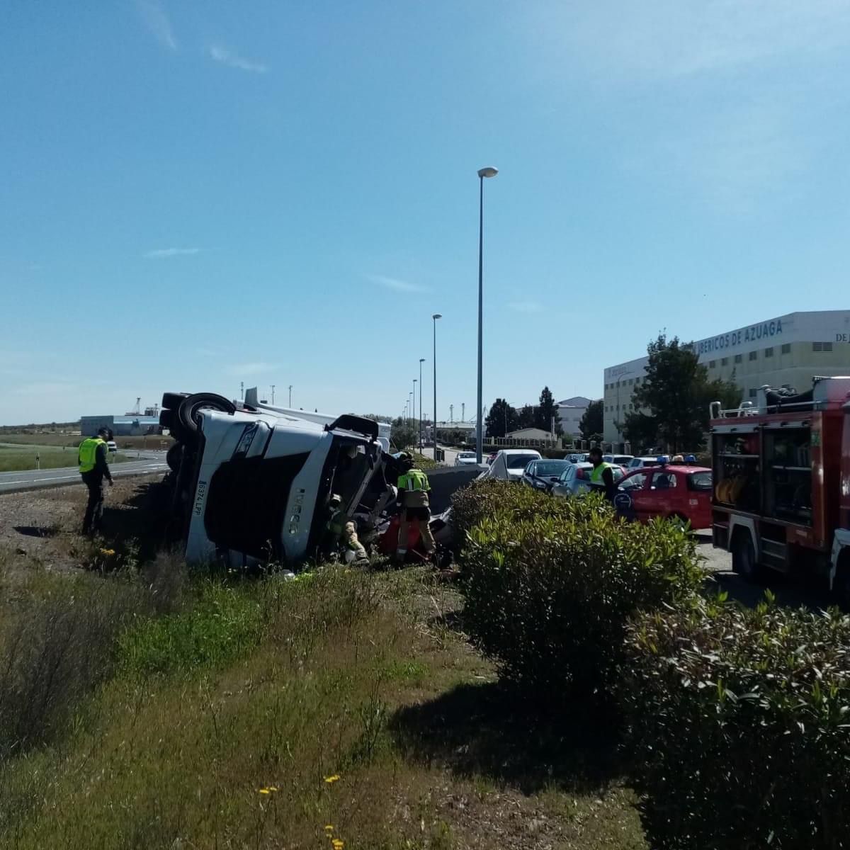 Fotos: Un herido grave tras volcar un camión en Azuaga