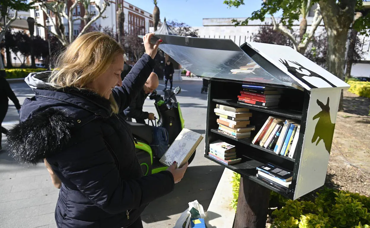 Una mujer estrenando ayer la biblioteca callejera de San Francisco. 