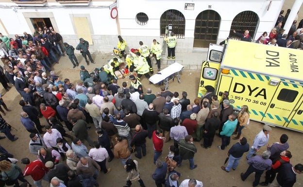 En 2014, personal de la Asociación DYA atendiendo a un hombre que fue arrollado por un caballo durante las carreras el Día de la Luz.