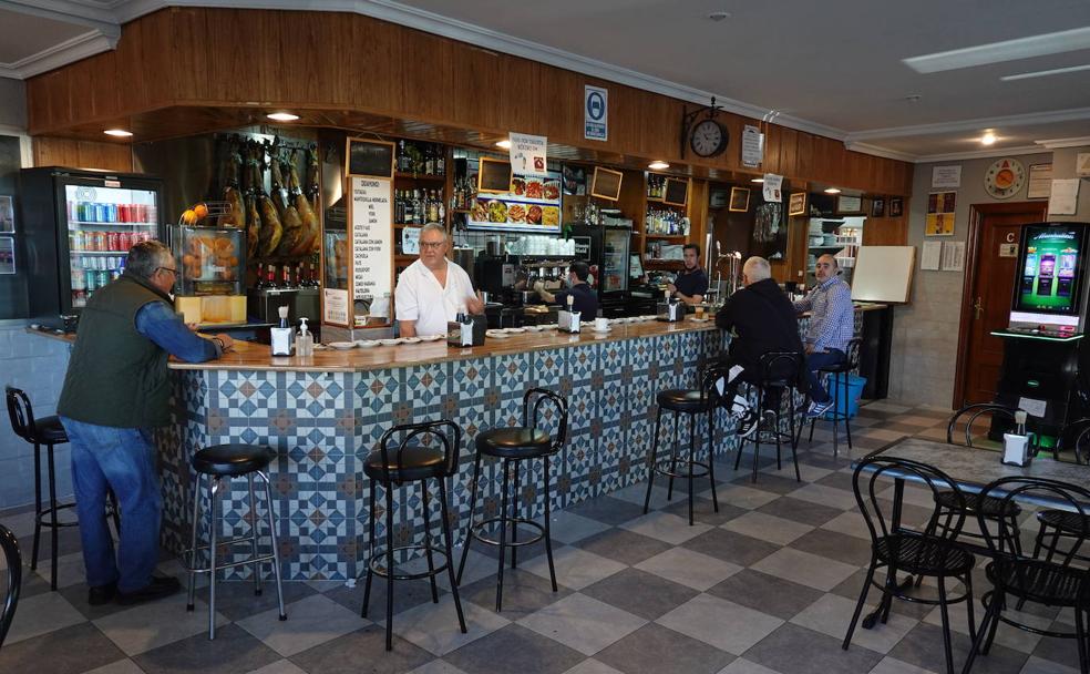 Interior del café-bar Vaquerizo en el cruce de la avenida del Diario HOY y Santo Cristo de la Paz de Badajoz