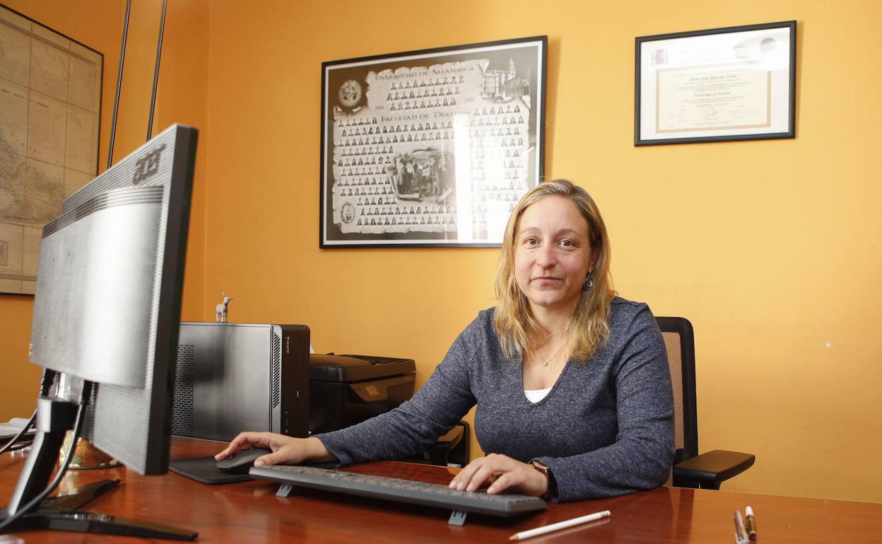 La abogada Ana Iglesias Ávila en su despacho de Cáceres. 