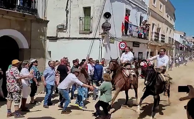 Momento en el que un caballo arrolla a una mujer y su nieta durante las fiestas de este 2022. 