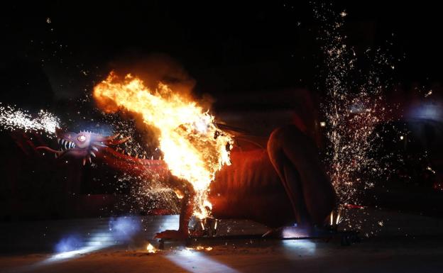 Dragón 'oficial' rodeado de llamas al final de la noche de San Jorge.