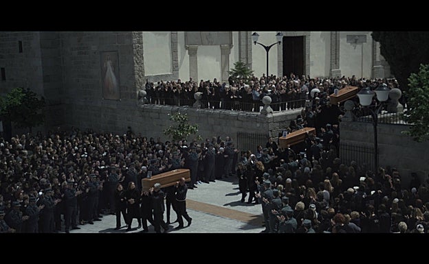 Frame de la película '75 días', donde se recrea el funeral por las tres niñas de Alcácer. 
