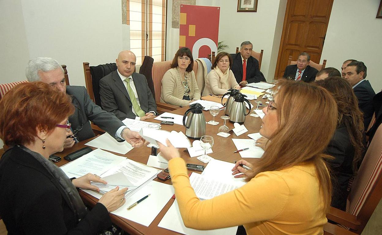 Reunión del Consorcio Cáceres 2016 en 2008, con el entonces secretario al fondo. 