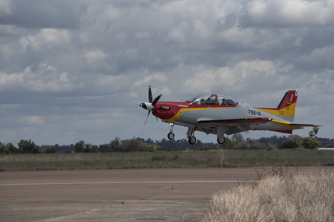 Spotters captan el vuelo de un F-5 en la base de Talavera.