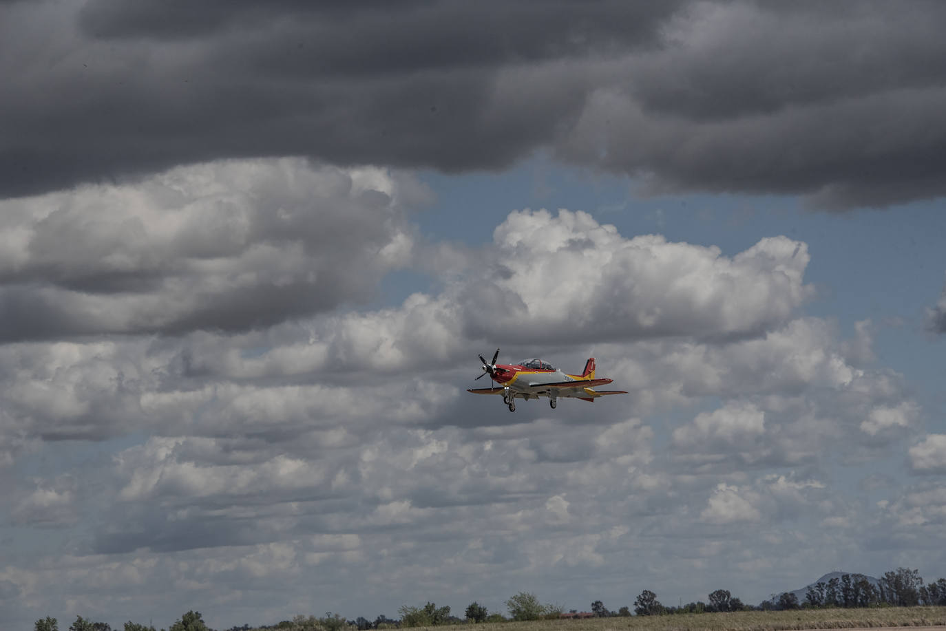 Spotters captan el vuelo de un F-5 en la base de Talavera.