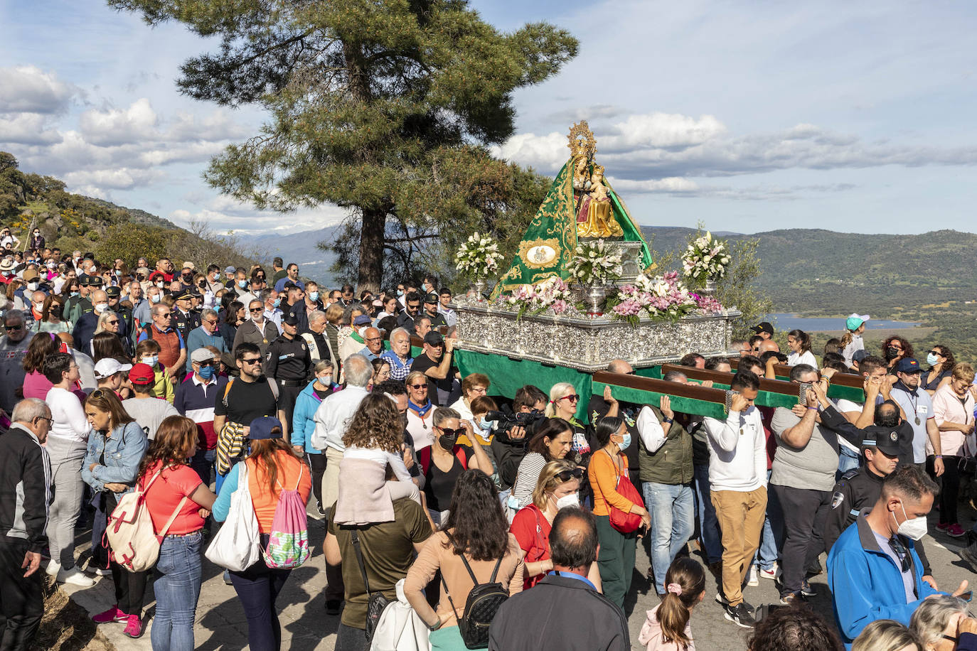 Centenares de placentinos acompañan a la patrona en la procesión de este domingo.