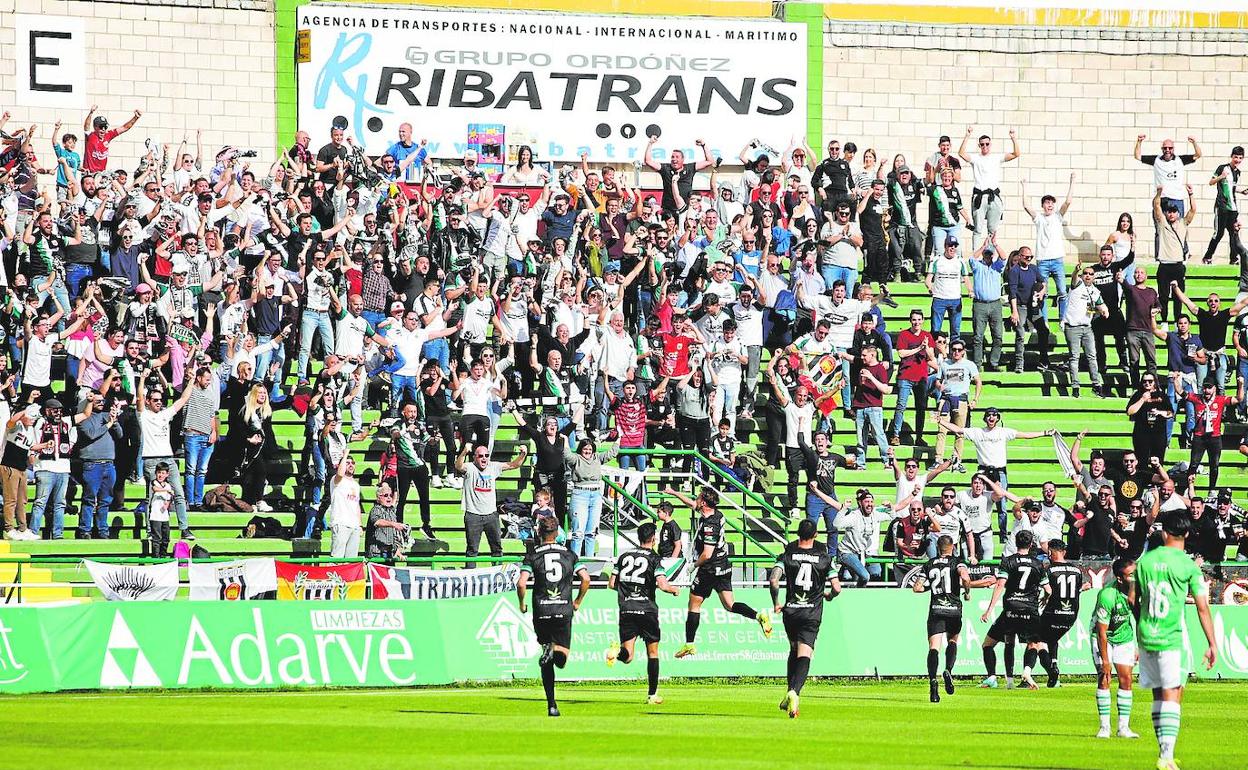 Los jugadores del Mérida celebran el gol de Lolo Pla junto a los seguidores visitantes. 