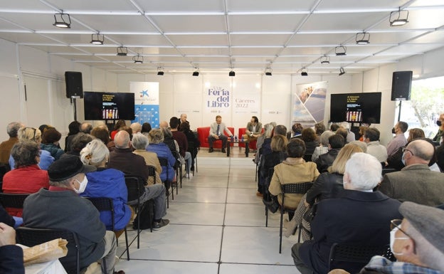 Lleno total en la caseta en la que se presentó el libro 'El Holocausto y la España de Franco', de Enrique Moradiellos, Santiago López y César Rina. 