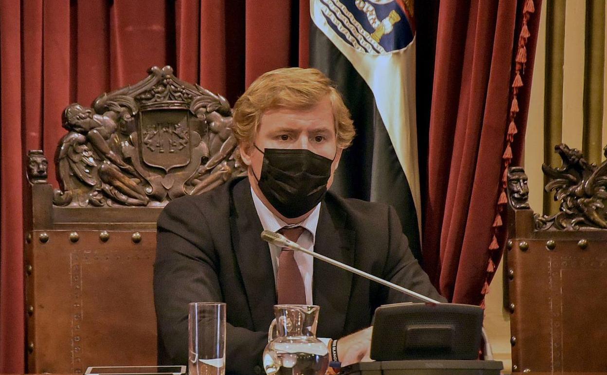 El alcalde, Ignacio Gragera, preside el pleno en una imagen de archivo. 
