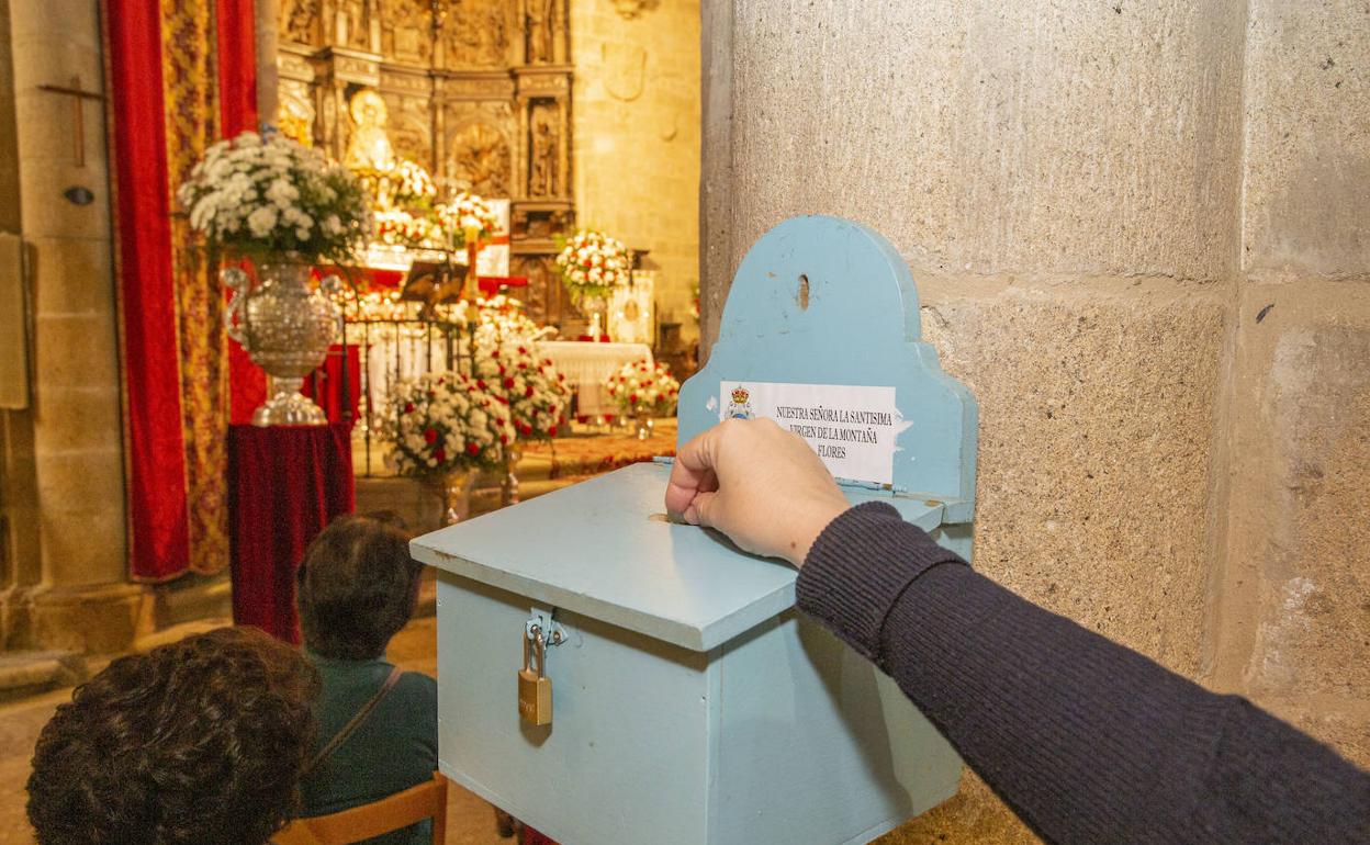 Una de las huchas instaladas por la cofradía en la Concatedral durante el novenario. 