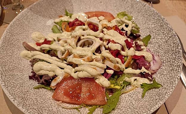 Imagen principal - Chipirones en ensalada, a la plancha y salmorejo.