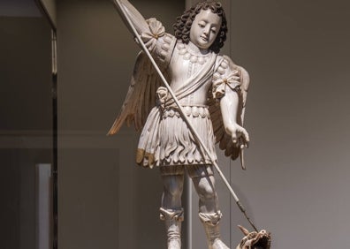Imagen secundaria 1 - Arriba, Custodio Procesional; abajo a la izquierda, figura en marfil de San Miguel Arcángel, y a la derecha, escultura de San Juan ubicada en el retablo del Altar Mayor. 