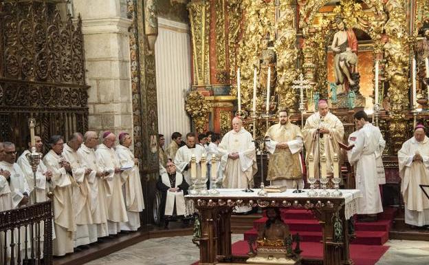 Monseñor Montero, sentado, estuvo acompañado por un cardenal y siete obispos en sus bodas de oro episcopales.