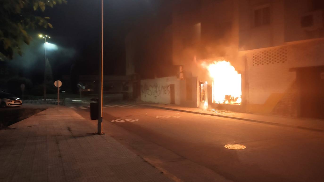 Fotos: Un incendio de madrugada calcina un bar de Navalmoral