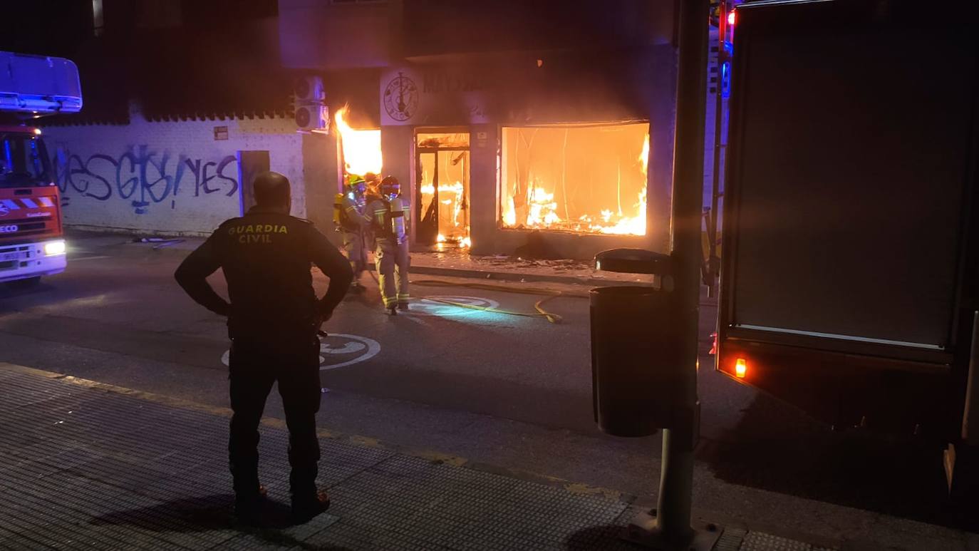 Fotos: Un incendio de madrugada calcina un bar de Navalmoral