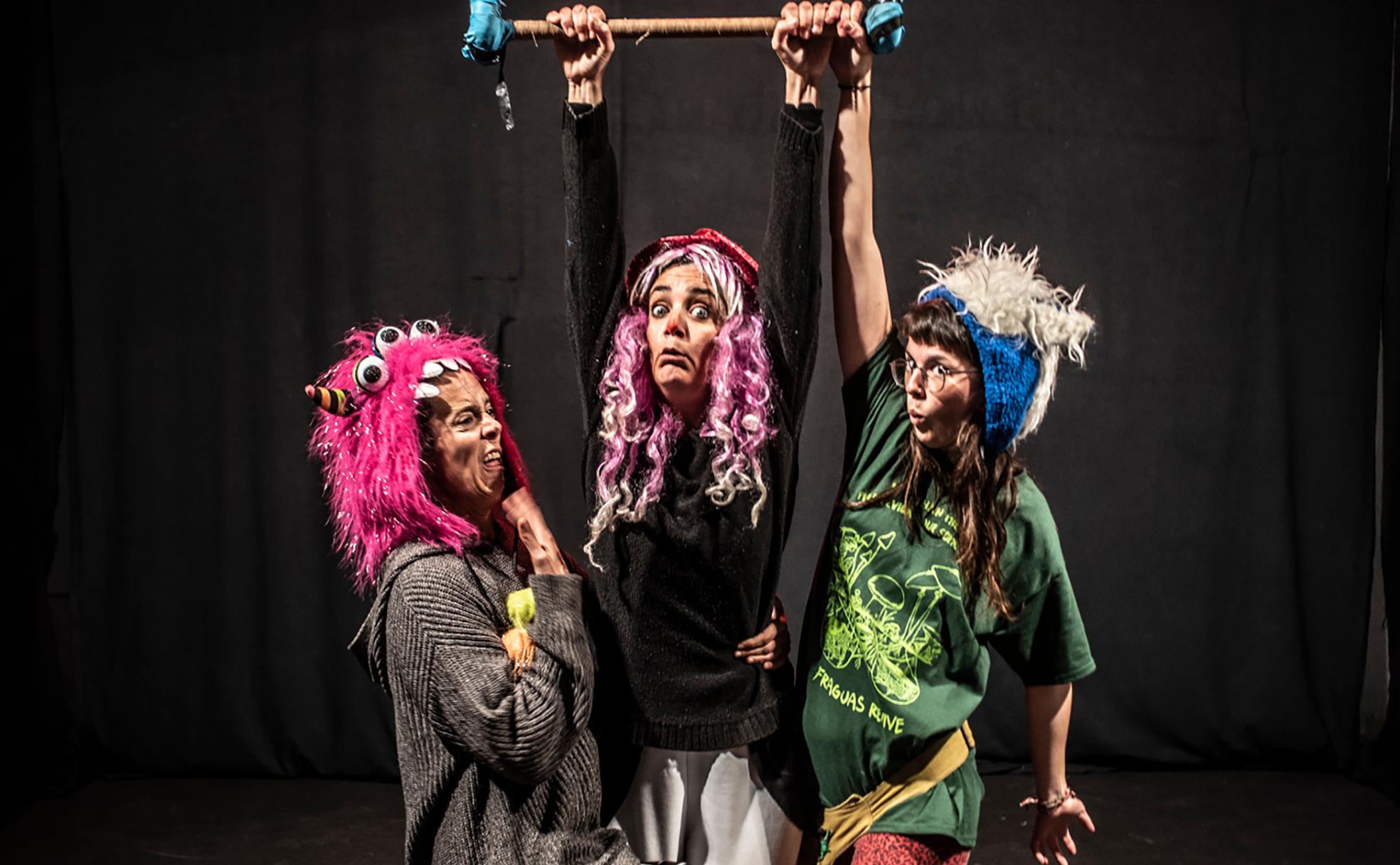María Bris, Inés Pérez y Ana Crisp en el escenario de 'La Idiota'. 