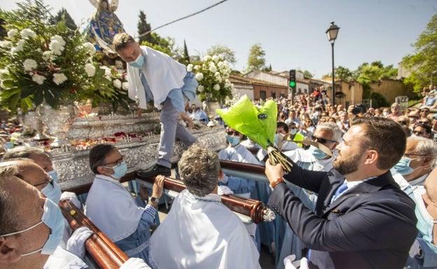 Imagen principal - Arriba, el alcalde entregando un ramo de flores a la patrona; sobre estas líneas a la izquierda, el obispo, Jesús Pulido, saludando a Felisa Rodríguez, y a la derecha la patrona abandonando la concatedral de Santa María. 