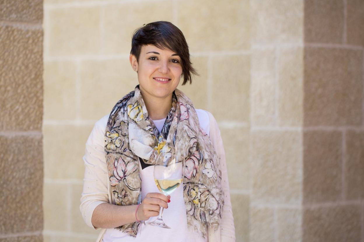Sara Bañuelos sostiene una copa con vino de la denominación de origen Rueda. 