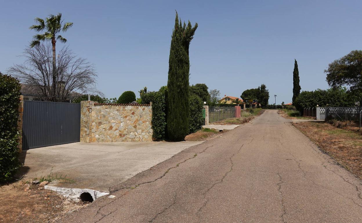 El chalé clausurado se encuentra en una calle donde hay varias casas de campo
