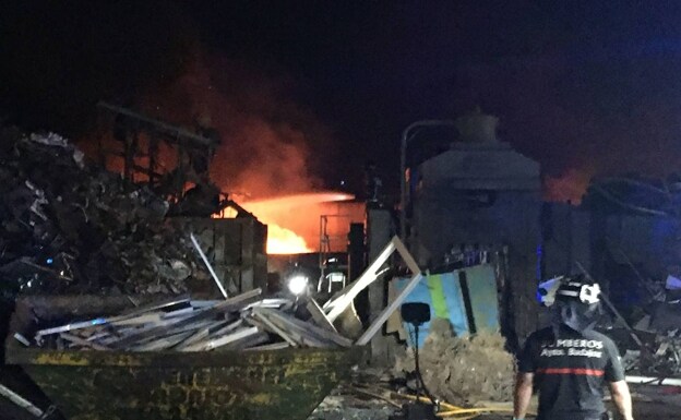 Labores de extinción de los bomberos. 