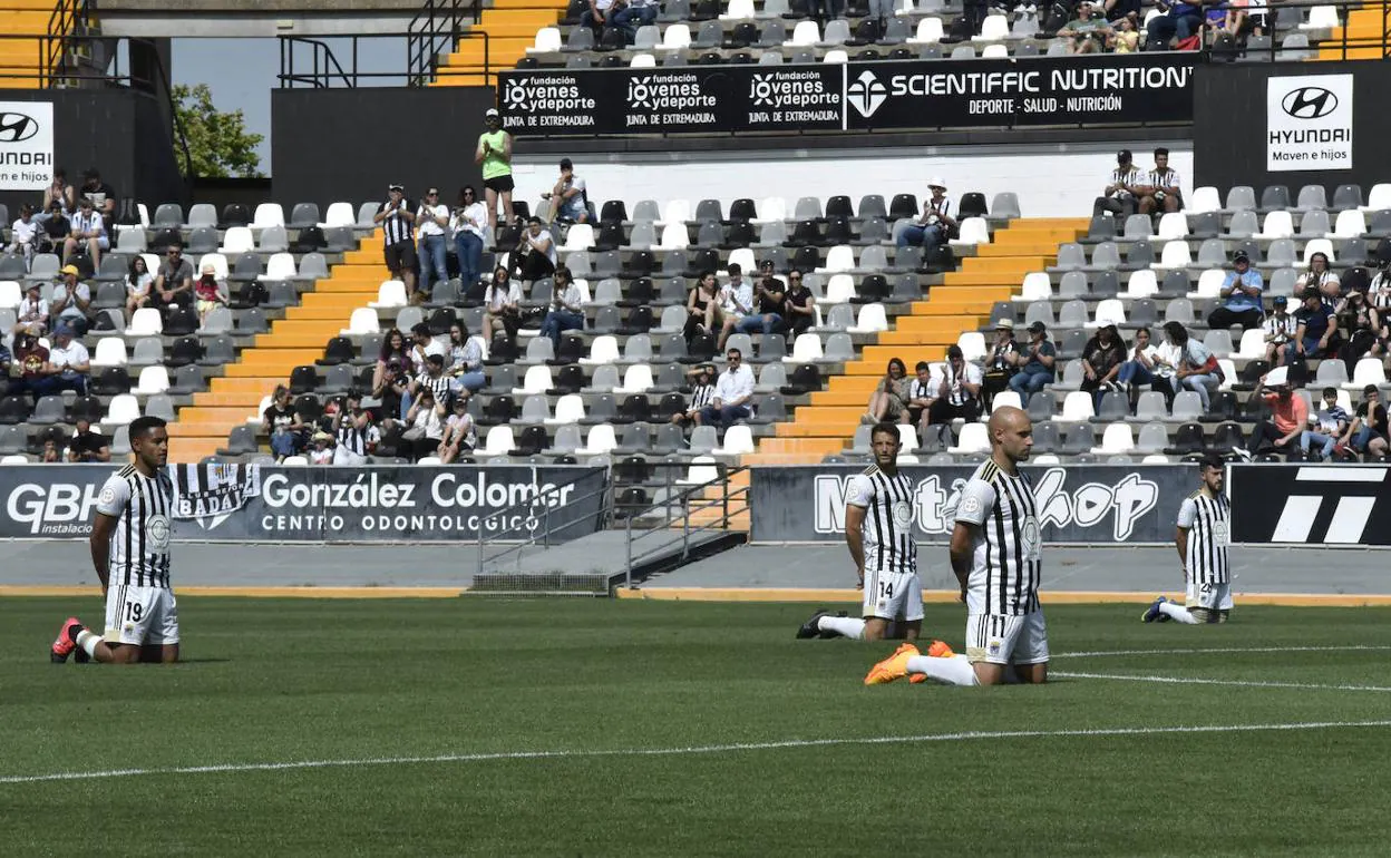 Los jugadores del Badajoz volvieron a ponerse de rodillas como protesta por los impagos. 