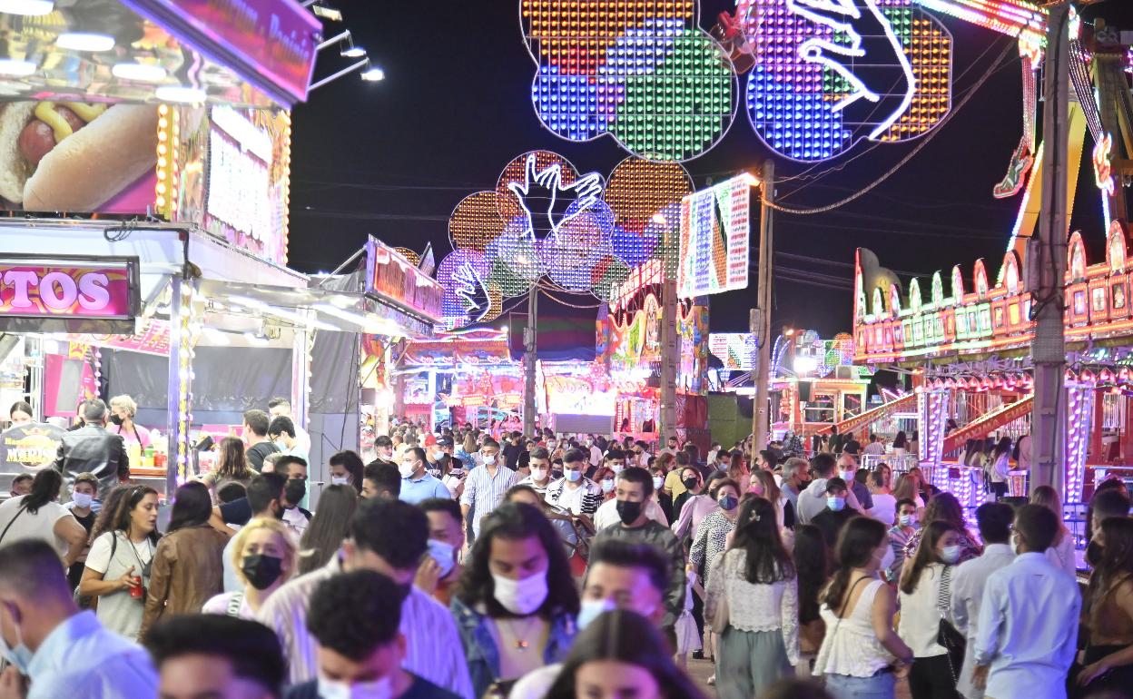 Ambiente en la feria de San Juan del año pasado, con los arcos de luces alumbrando el ferial .