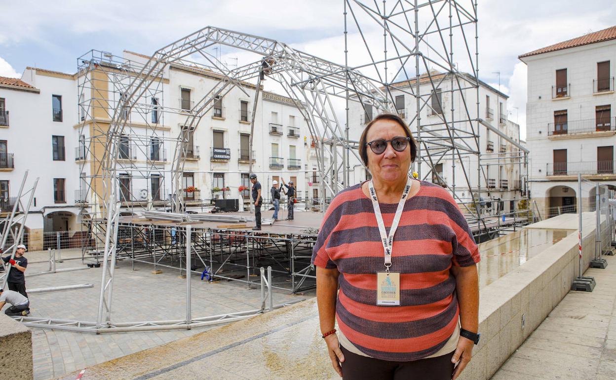 Dania Dévora junto al escenario principal de Womad en la Plaza Mayor, que está en pleno montaje. 