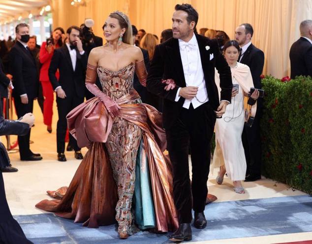 Los actores Blake Lively, de Atelier Versace, y Ryan Reynolds, de Ralph Lauren. 