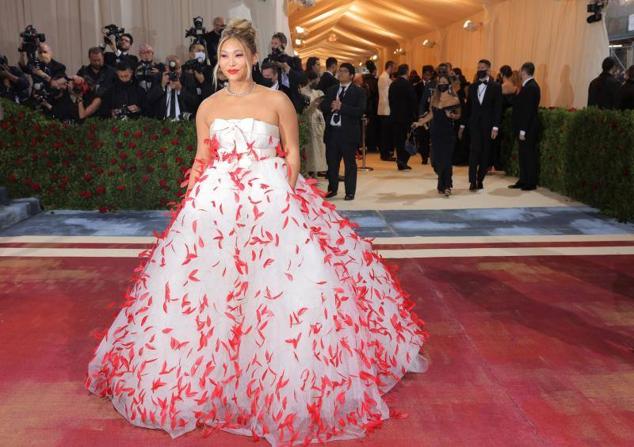 La deportista estadounidense Chloe Kim. La joven, con un vestido de corte princesa y escote palabra de honor de Giambattista Valli, compite en snowboard.