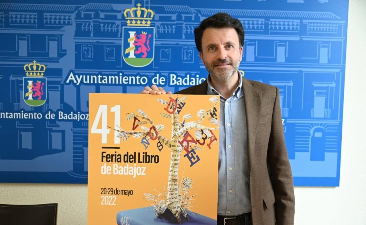 José Luis Gil Soto, con el cartel anunciador de la 41 Feria del Libro de Badajoz. 