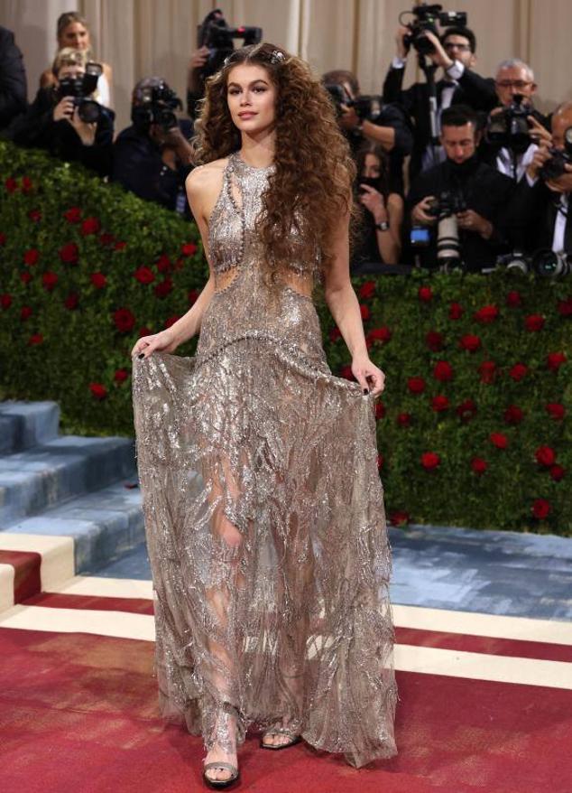 La modelo Kaia Gerber, de Alexander McQueen. 