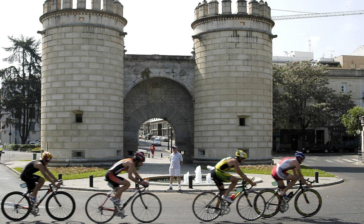 Varios triatletas pasan por Puerta Palma en una prueba celebrada en la ciudad. 