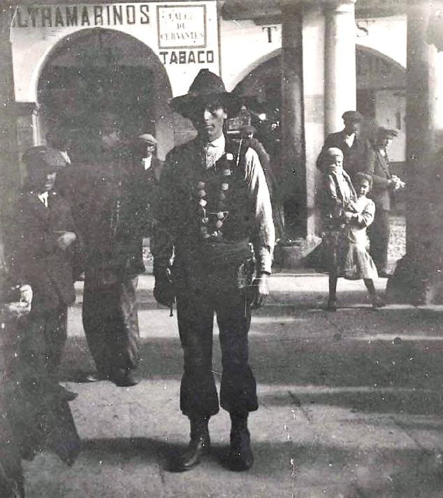 Posando en la esquina de la calle de Cervantes.