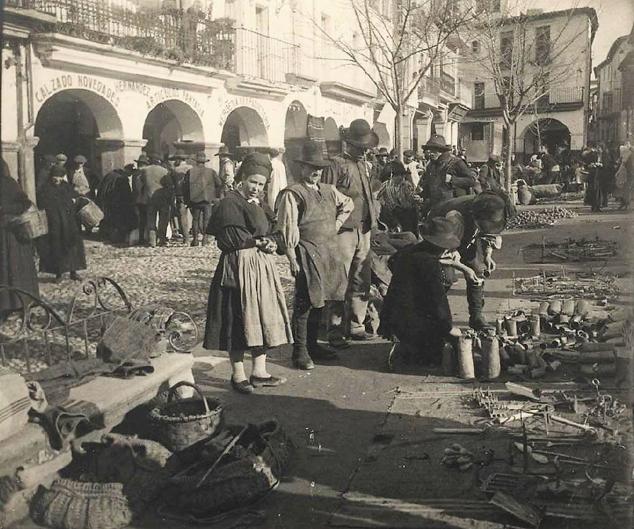 Vendedores de Montehermoso en el mercado de la Plaza de Plasencia.