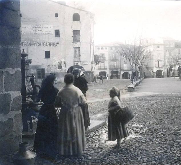 Imagen de la Plaza de Plasencia con solo tres mujeres y una niña. 