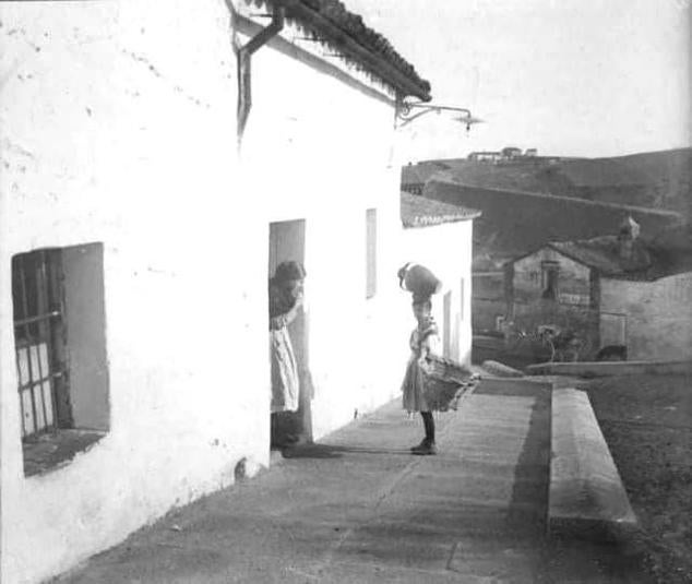 Fotografía de Cáceres de la calle Consolación, al fondo, en el cerro, la ermita de San Marquino.