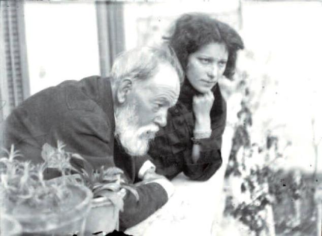 Raquel Meller visitando al pintor Sorrolla en su convalecencia, antes de su muerte en 1923. La fotogafía seguramente la hizo el hijo.