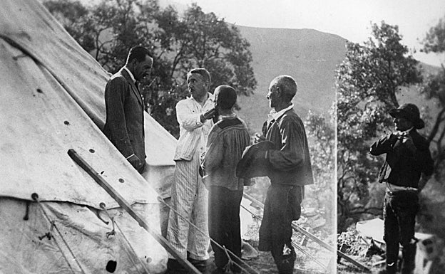 El rey y uno de los médicos que le acompañó en su viaje atienden a varios vecinos de Casares de Las Hurdes, a la puerta de las tiendas de campaña donde la comitiva durmió tras la tercera etapa de su expedición por la comarca.