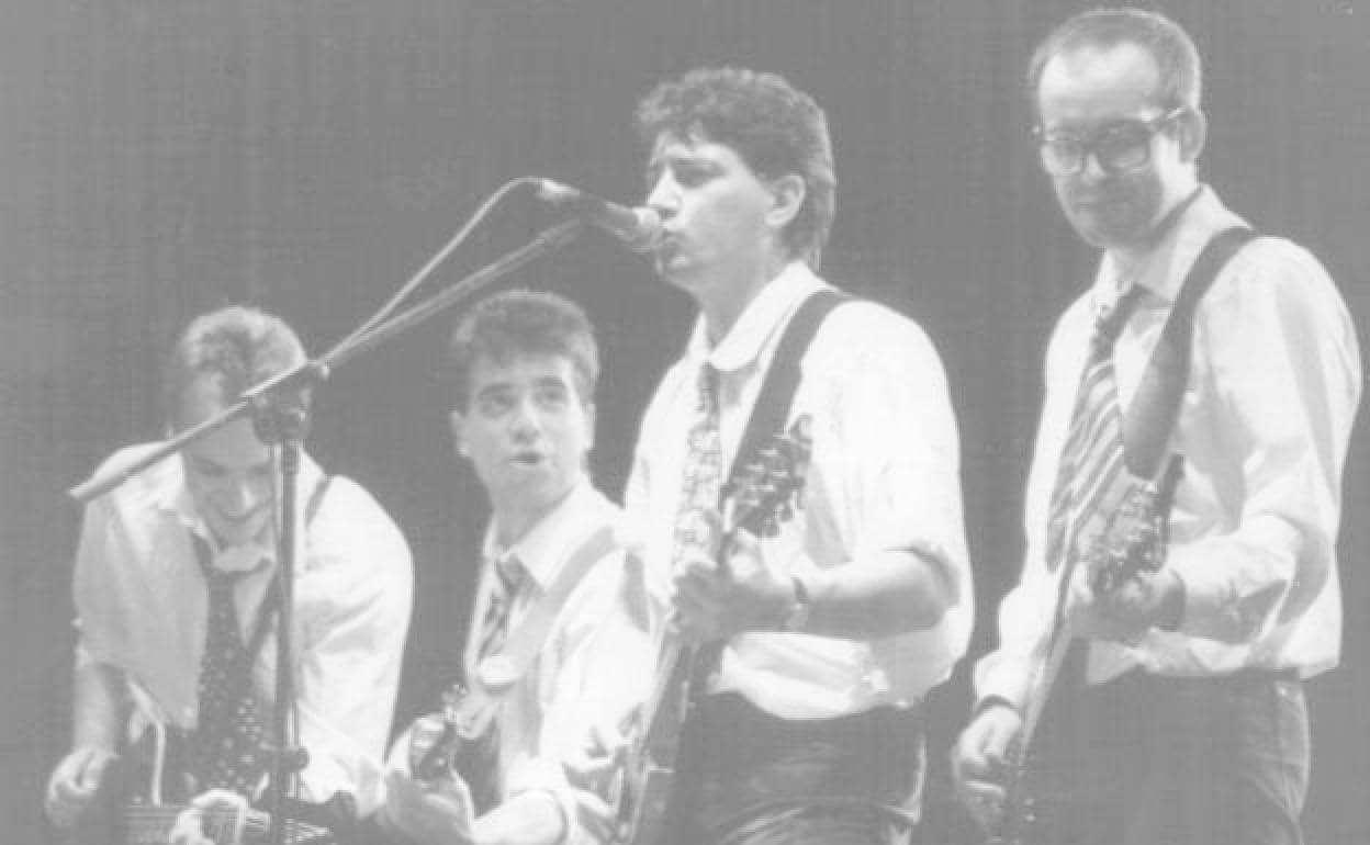 Imagen de Siniestro Total en 1989 (Javier Soto, Segundo Grandío, Miguel Costas y Julián Hernández), en el concierto de la fiesta del Partido Comunista (PCE) celebrado en la Casa de Campo de Madrid.