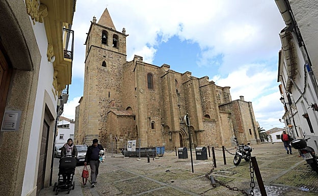 La reforma también tratará de poner en valor la iglesia de Santiago, situada en el centro de la plazuela.