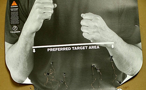 La zona recomendada en la que deben clavarse los dardos de la táser. 