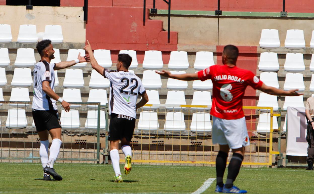 Higor Rocha felicita a Diego López por el segundo gol del Mérida ante la desesperación de Julio Rodao. 