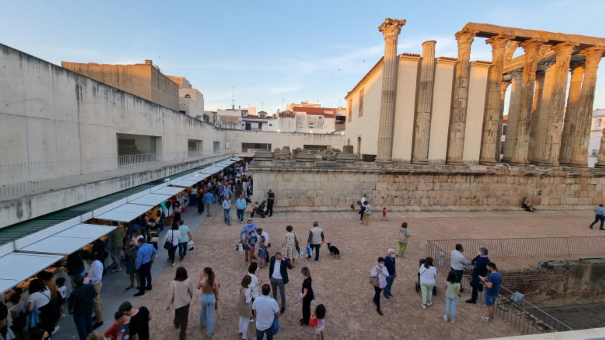  Público paseando por lascasetas de la Feria del Librojunto al Templo. 